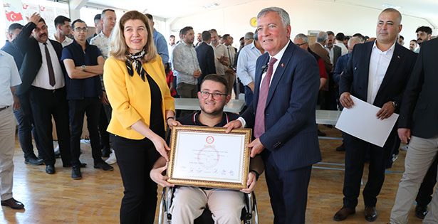 Honaz’da Kepenek mazbatasını ailesiyle birlikte aldı