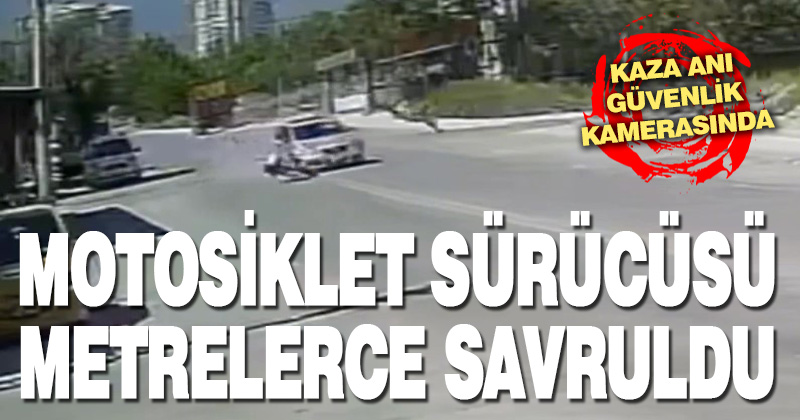 Otomobile çarpan motosiklet sürücüsü metrelerce savruldu
