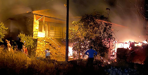 Tarihi taş ev alevlere teslim oldu