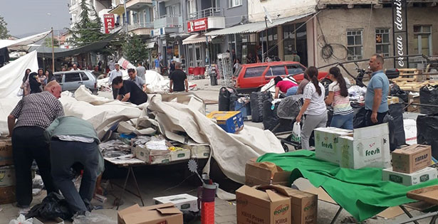 Fırtına pazar yerini dağıttı