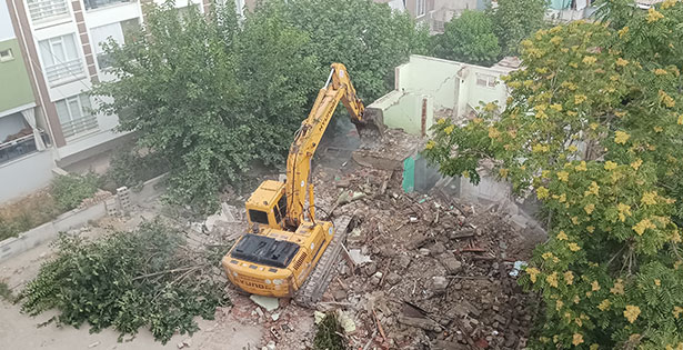 50 yıllık metruk yapı yıkıldı