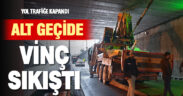 Vinç taşıyan kamyon alt geçide sıkıştı