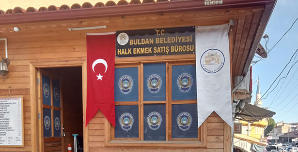 Buldan’da belediye ucuz ekmek satış noktası açtı