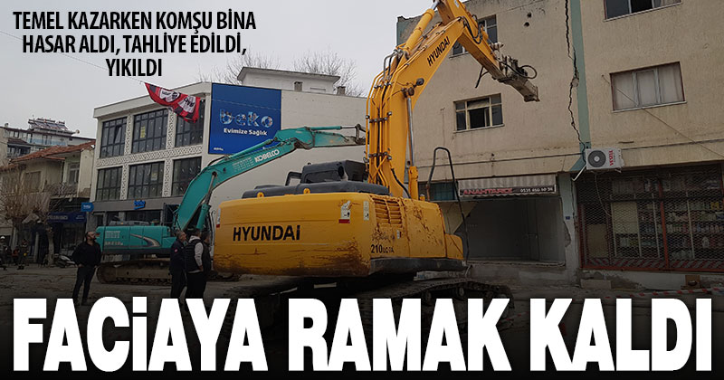 Temel kazısında hasar alan eski bina kontrollü olarak yıkıldı