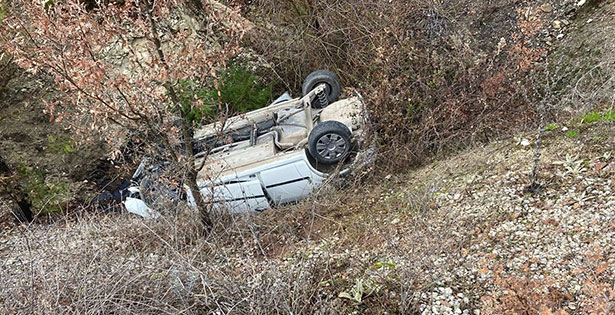 Uçuruma yuvarlayan araçta 3 kişi yaralandı