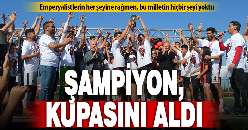 TFF 3. Lig’e yükselen Denizli İdmanyurdu şampiyonluk kupasını kaldırdı