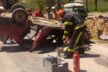 Odun sterine çarpan otomobil takla attı