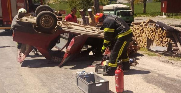 Odun sterine çarpan otomobil takla attı