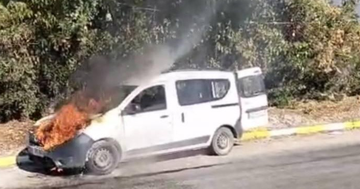  Seyir halindeki kamyonet yandı