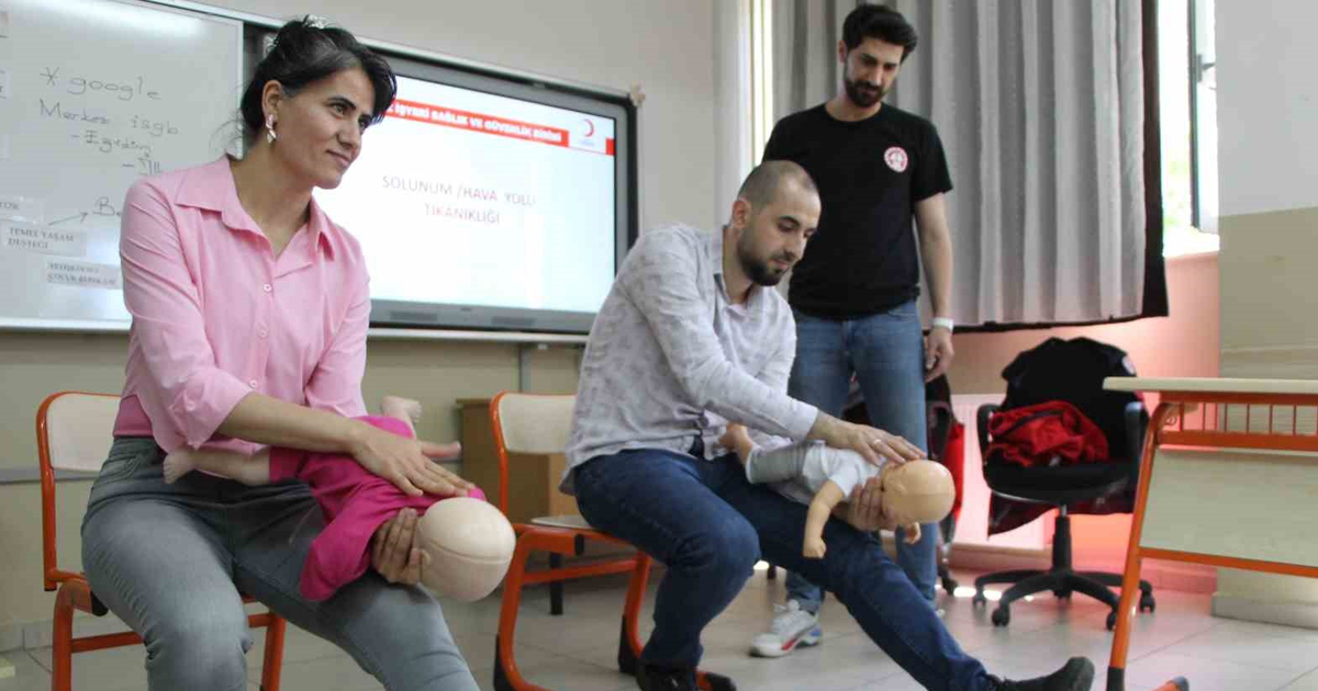 Vatandaşa Heimlich manevrası eğitimi