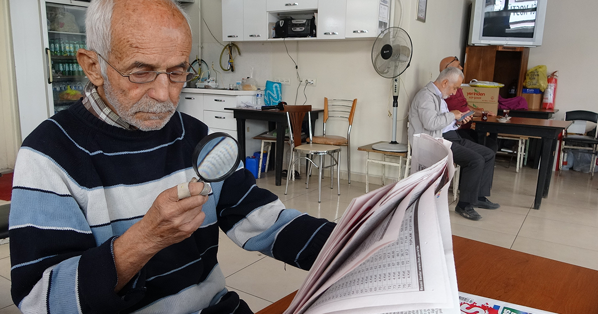 Gazeteleri büyüteçle okuyor