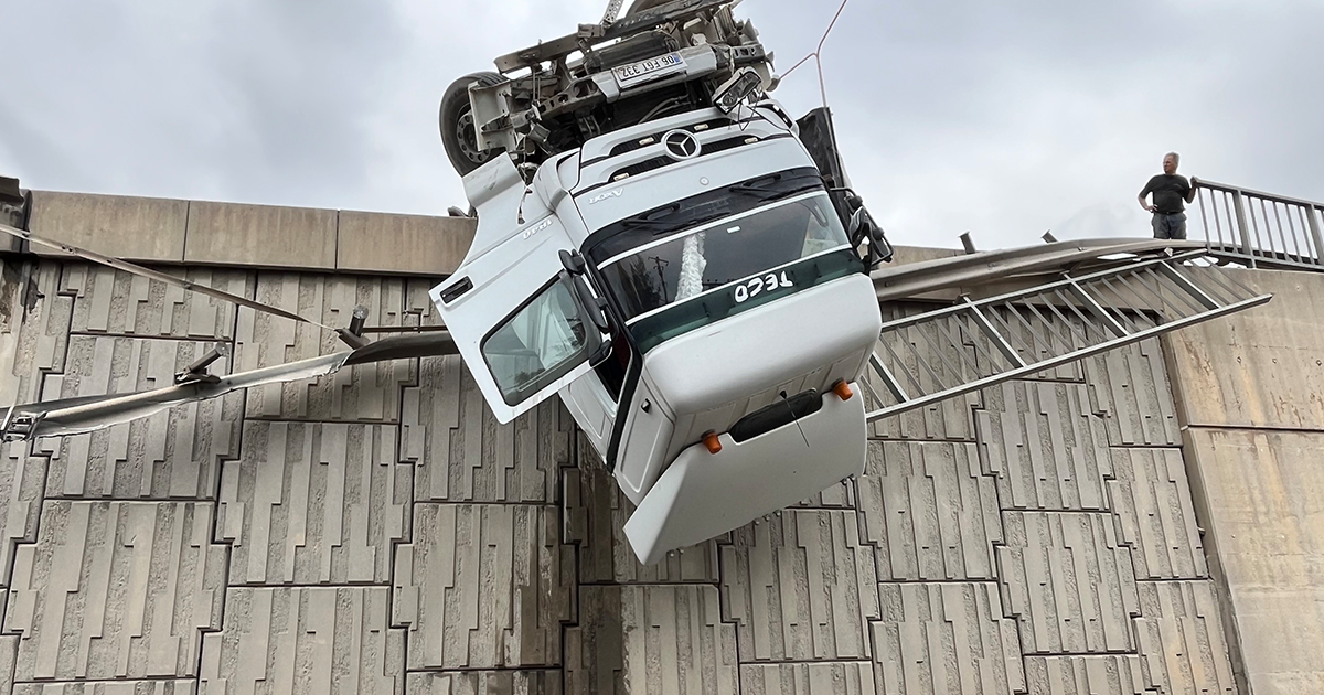 Tır devrildi, kupası viyadükte asılı kaldı