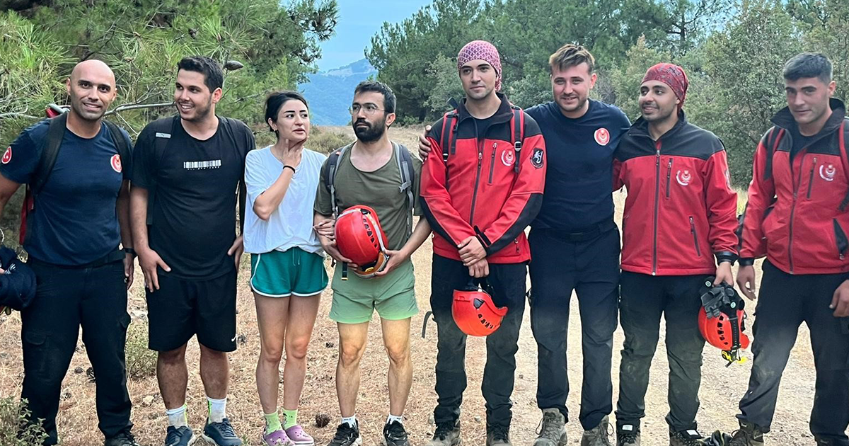 Kayalıklarda mahsur kalan gençler kurtarıldı