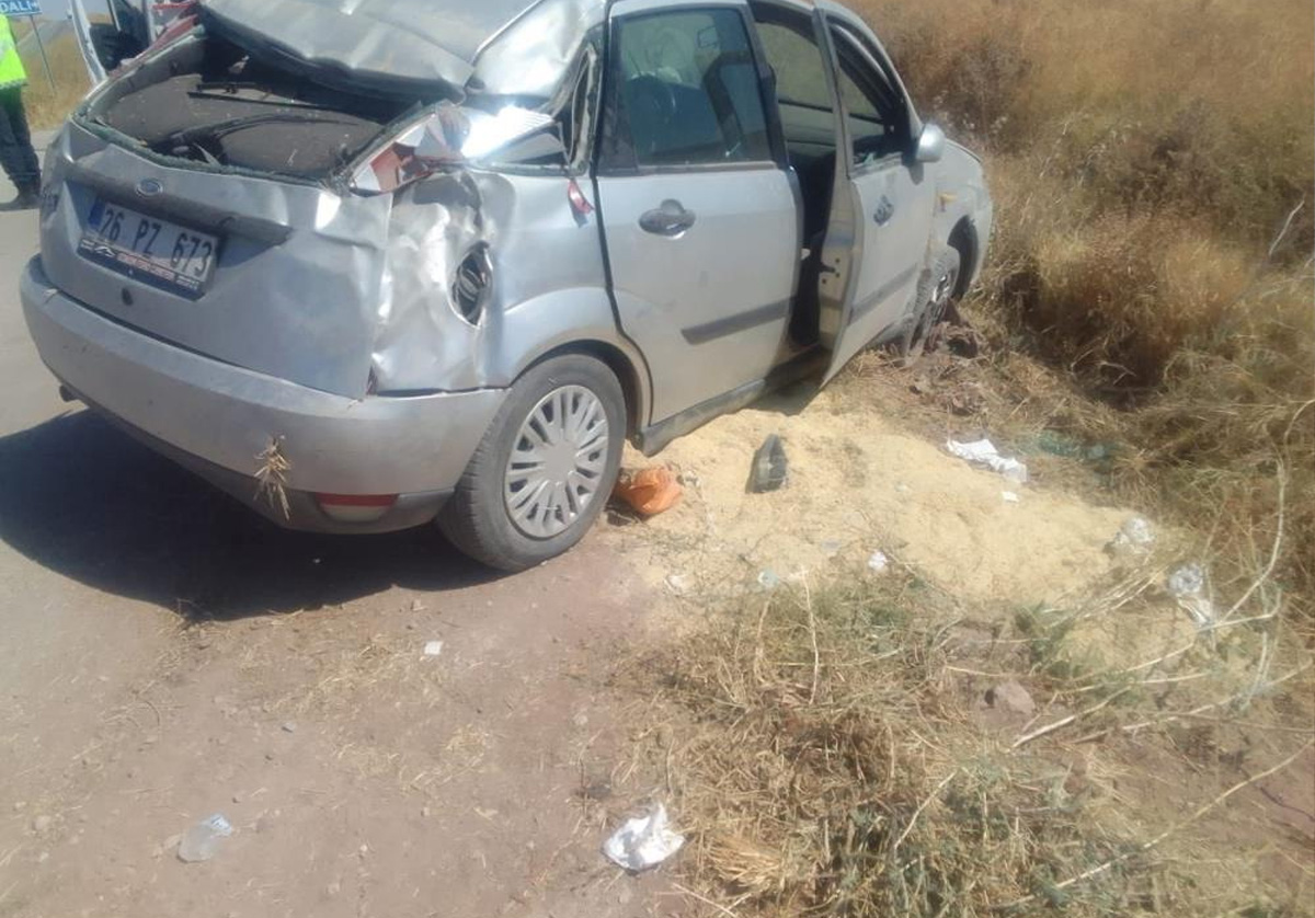 Tarım arazisine devrilen otomobilde 4 kişi yaralandı