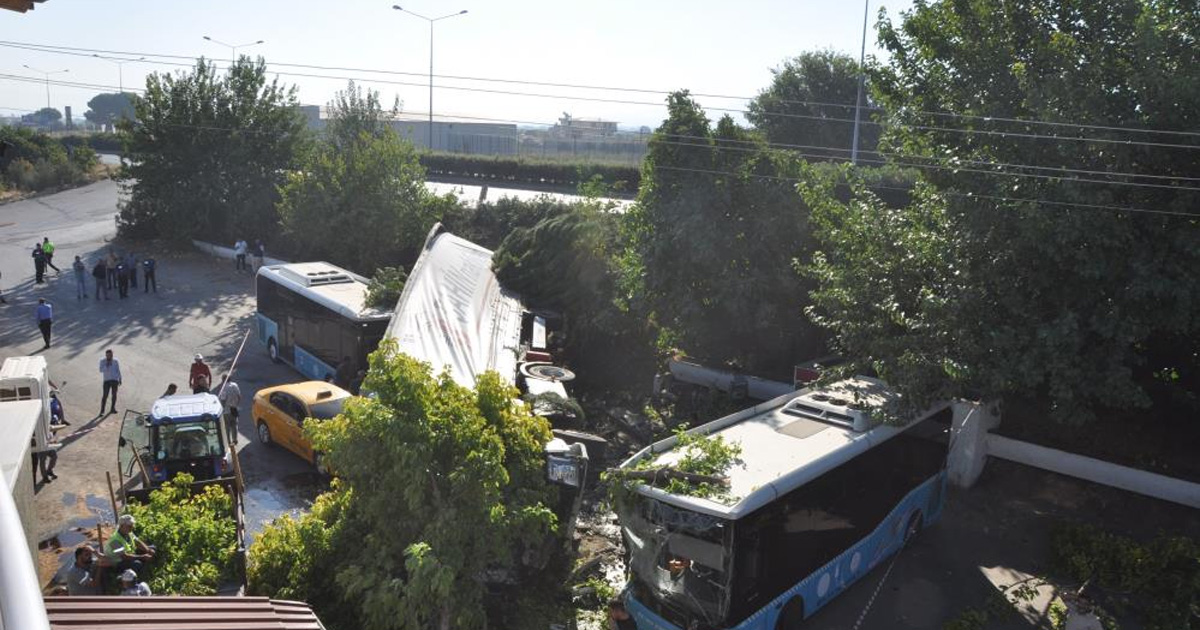 Manisa’da tır faciası: 1 ölü, biri polis 2 yaralı