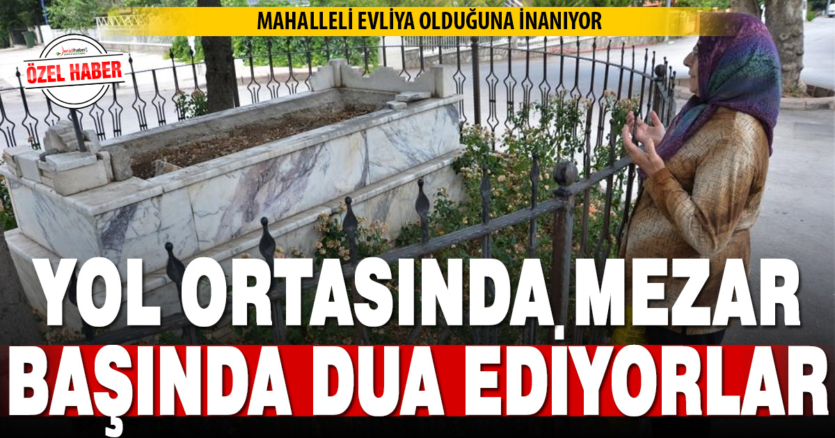 DENİZLİ’DE YOLUN ORTASINDAKİ MEZAR MERAK UYANDIRIYOR