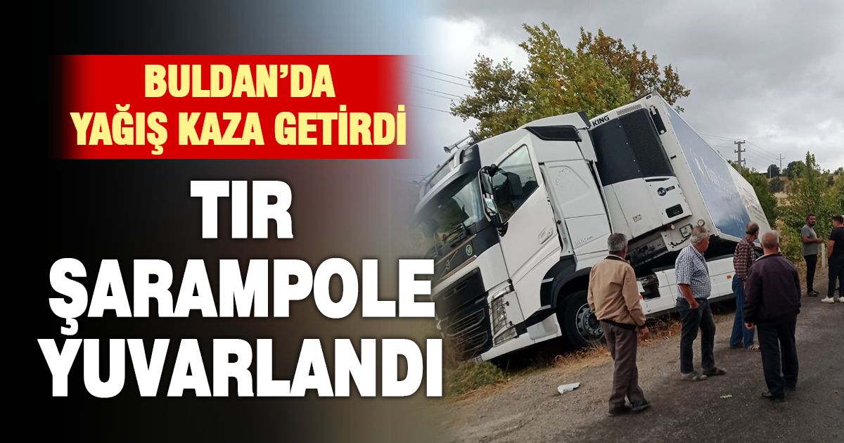 Yağışta yoldan çıkan tır şarampole girdi