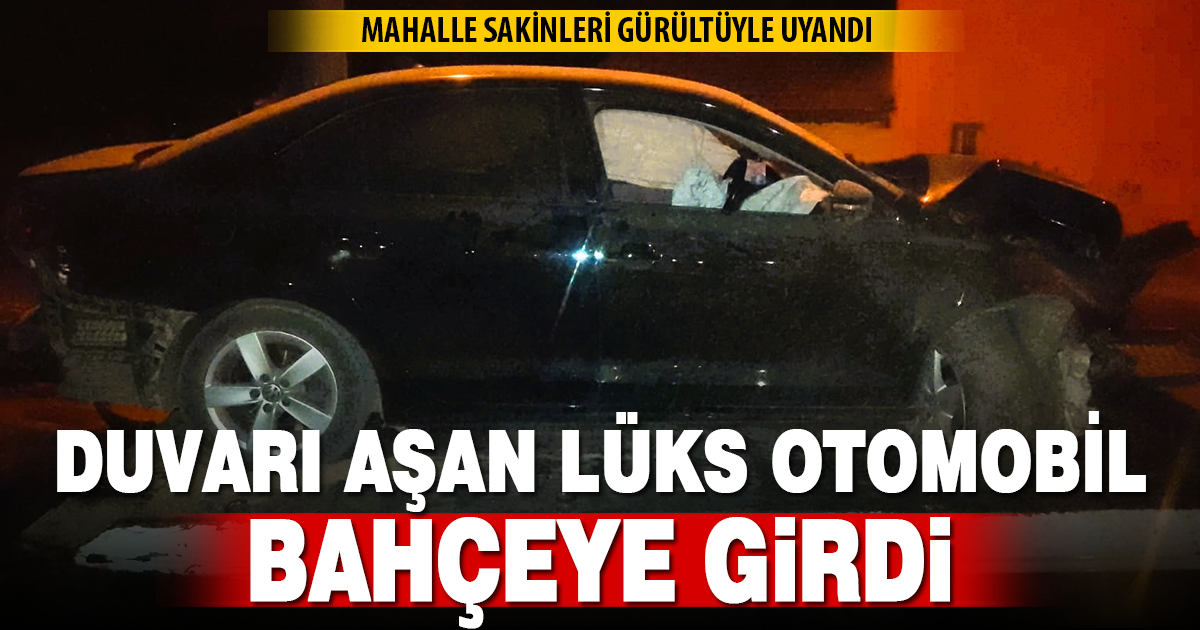  Duvarı yıkan lüks otomobil bahçeye daldı