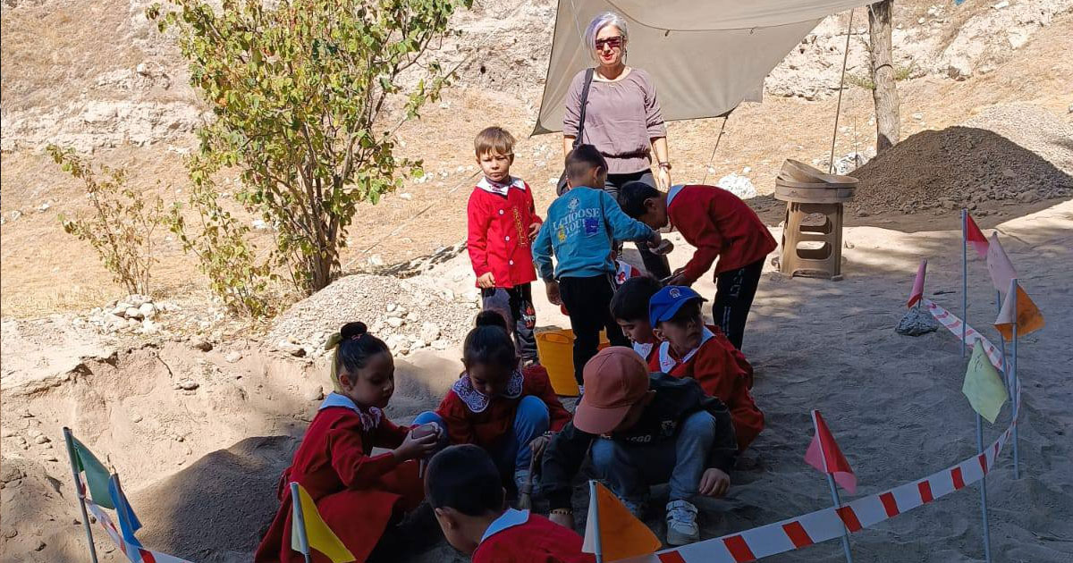 Anaokulu öğrencilerinden arkeolojik kazı alanına ziyaret