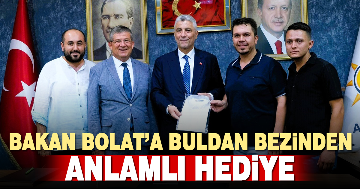 Bakan Bolat’a tescilli Buldan bezinden üretilen gömlek hediye edildi