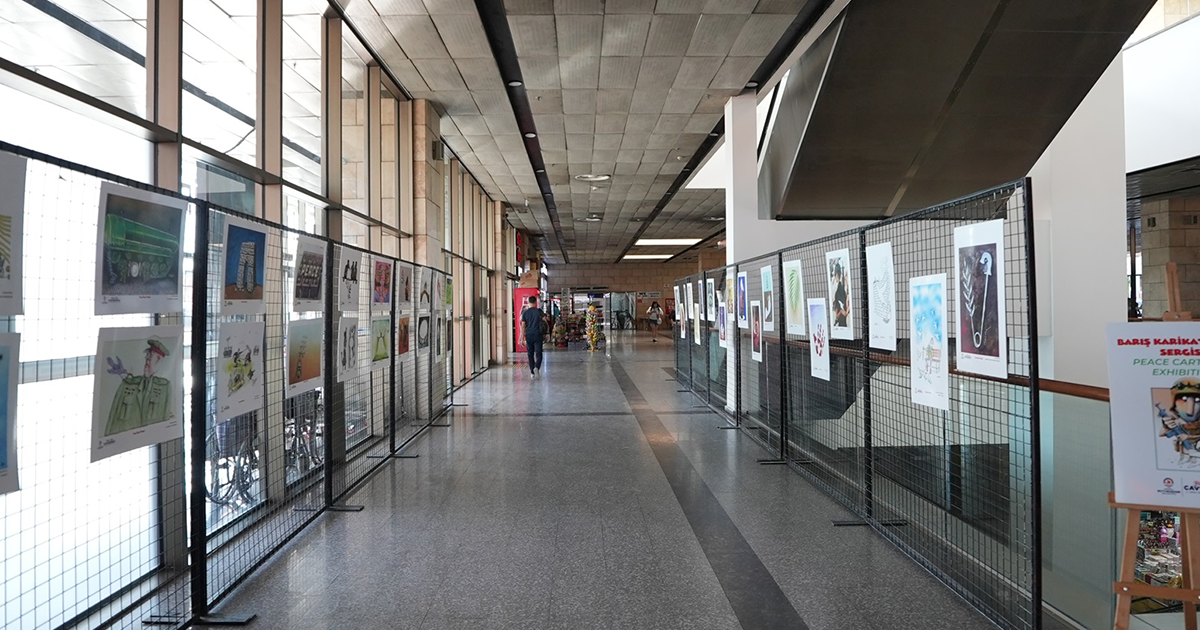 Otobüs terminalinde sergi