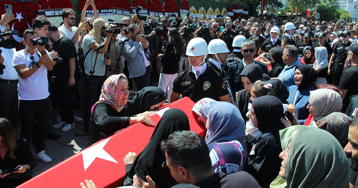 İzmir’de şehit düşen polislere son görev