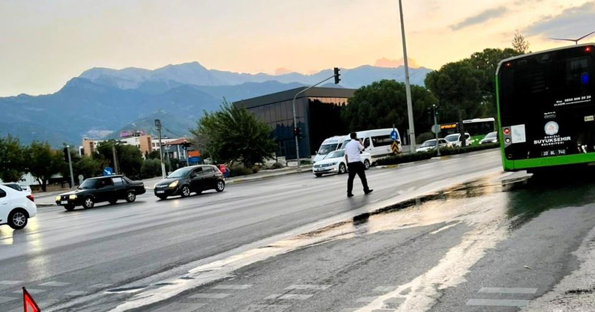 Belediye otobüsünden dökülen yakıt sürücülere zor anlar yaşattı