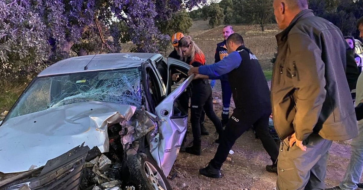 Otomobil ile traktör çarpıştığı kazada karı koca yaralandı
