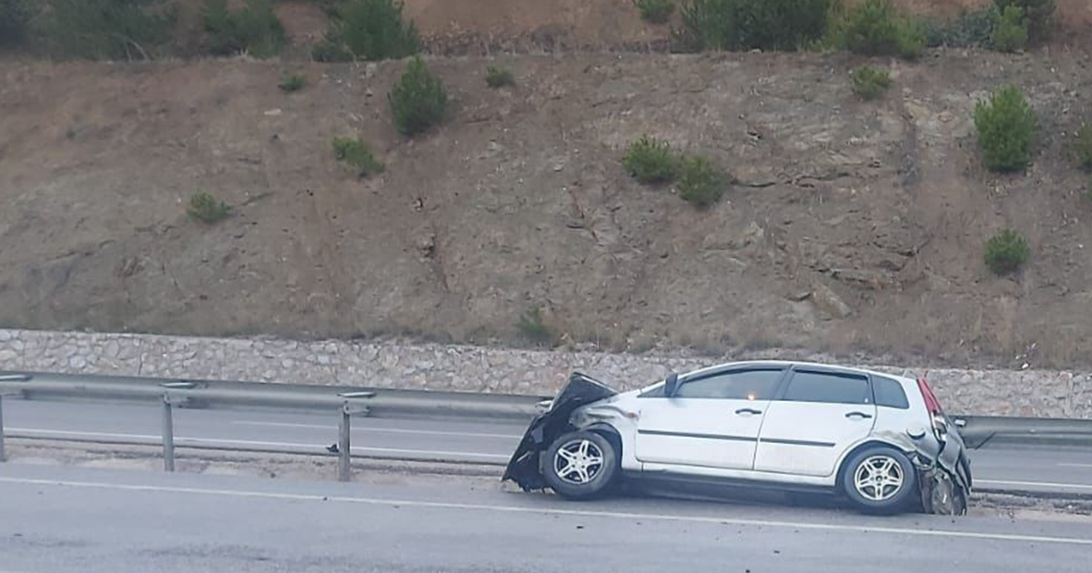 Bariyerlere çarpan otomobilde 2 kişi yaralandı