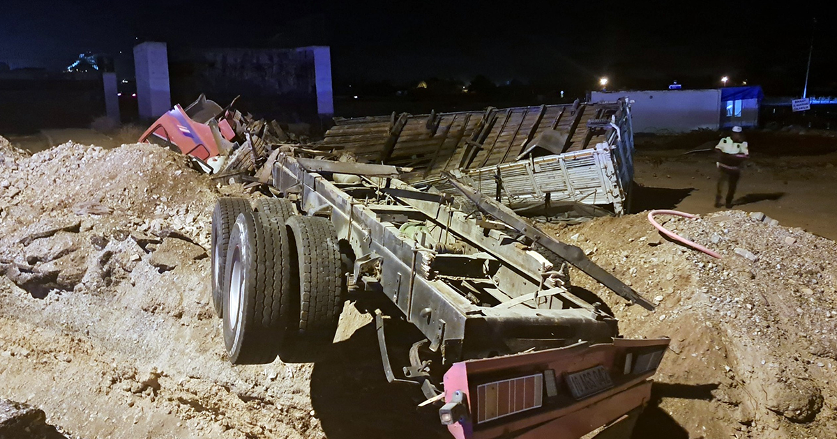 Nar yüklü TIR şarampole yuvarlandı