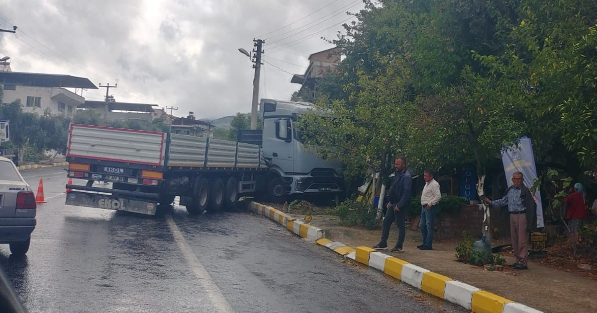 Sürücü hakimiyetini kaybetti tır kaldırıma çıktı