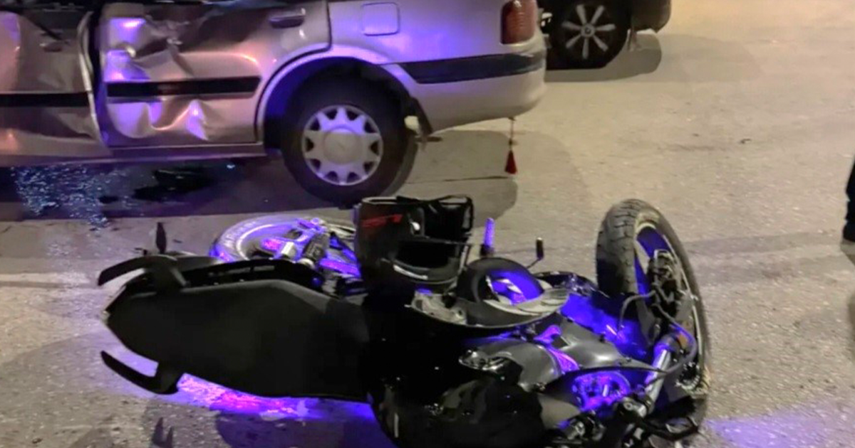 Motosiklet otomobile çarptı