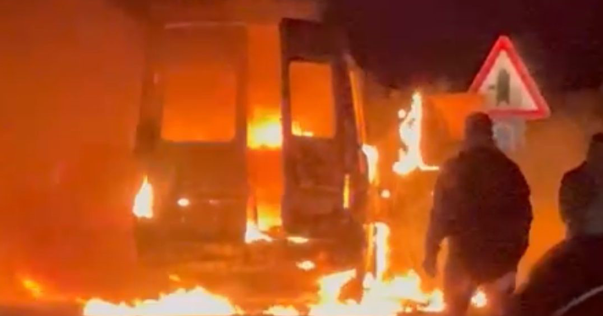  Milas’ta minibüs küle döndü