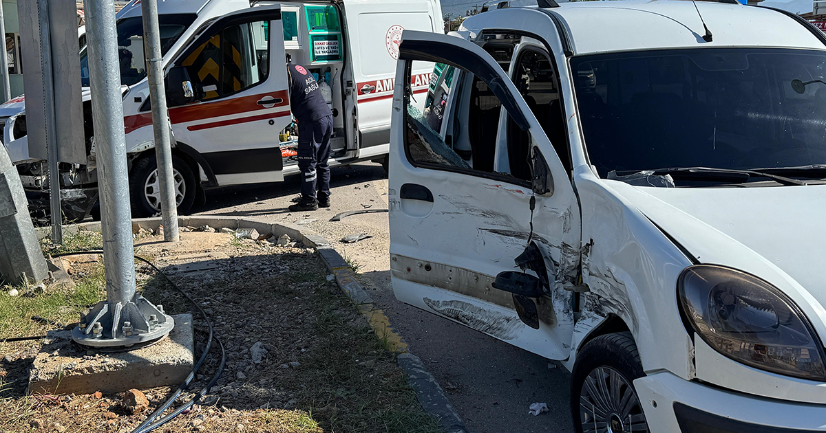 Fethiye’de ambulansla hafif ticari araç çarpıştı