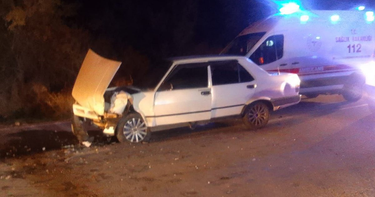 Kafa kafaya çarpışan otomobillerde 4 çocuk yaralandı