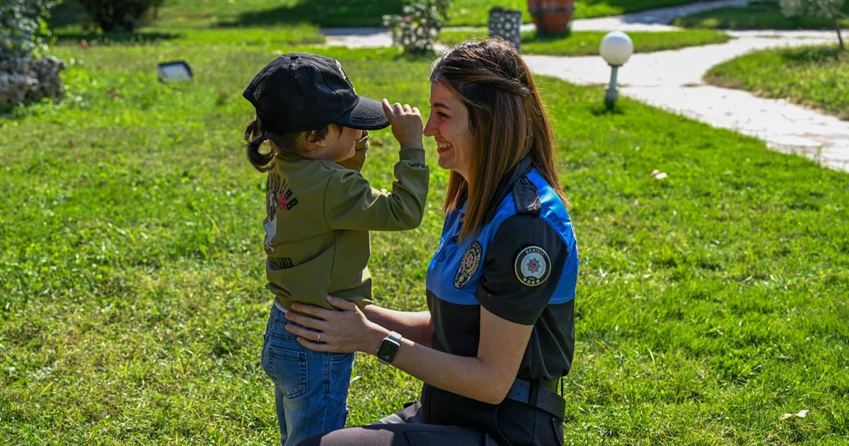 Çocukların yüzünü güldüren polis kalpleri ısıttı