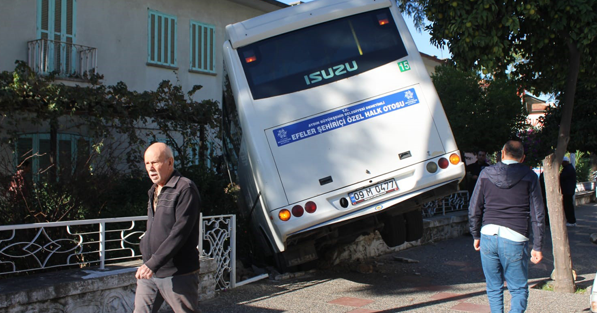Minibüs evin bahçesine girdi