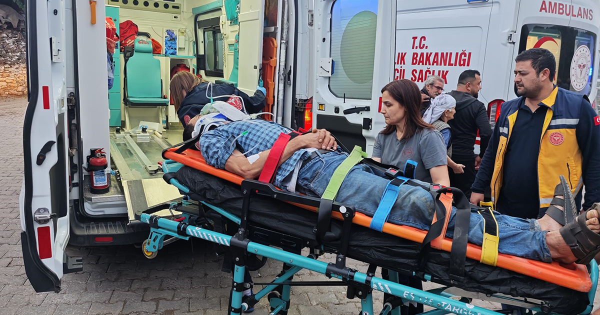 Kamyonet uçuruma yuvarlandı: 3 yaralı