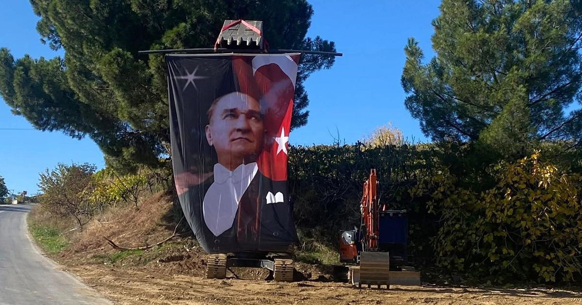 Kepçe operatöründen anlamlı cumhuriyet kutlaması