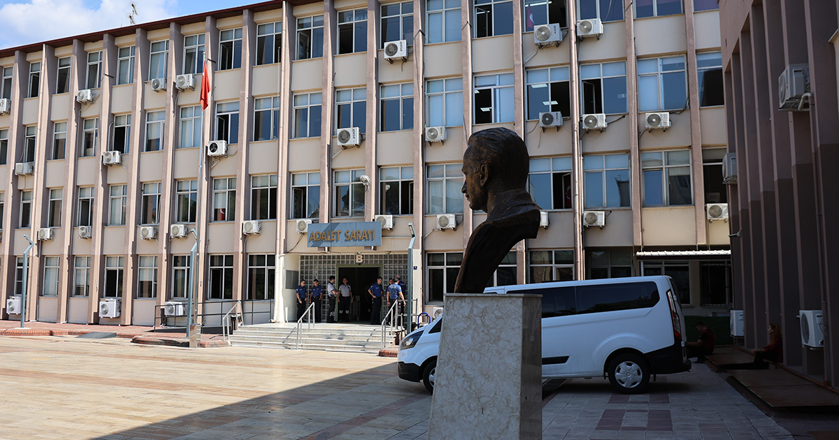 Adliyede gergin anlar: 3 kişi gözaltı