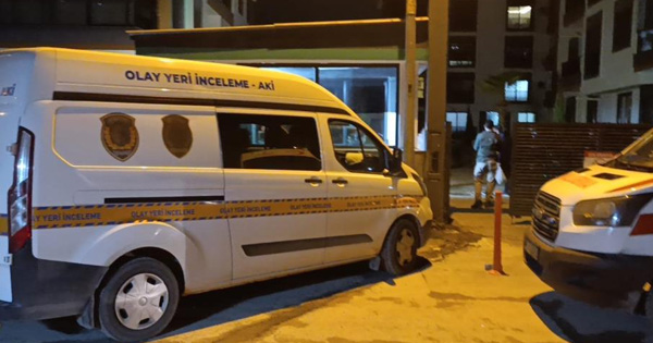 Anne ve babasını öldürüp intihar etti