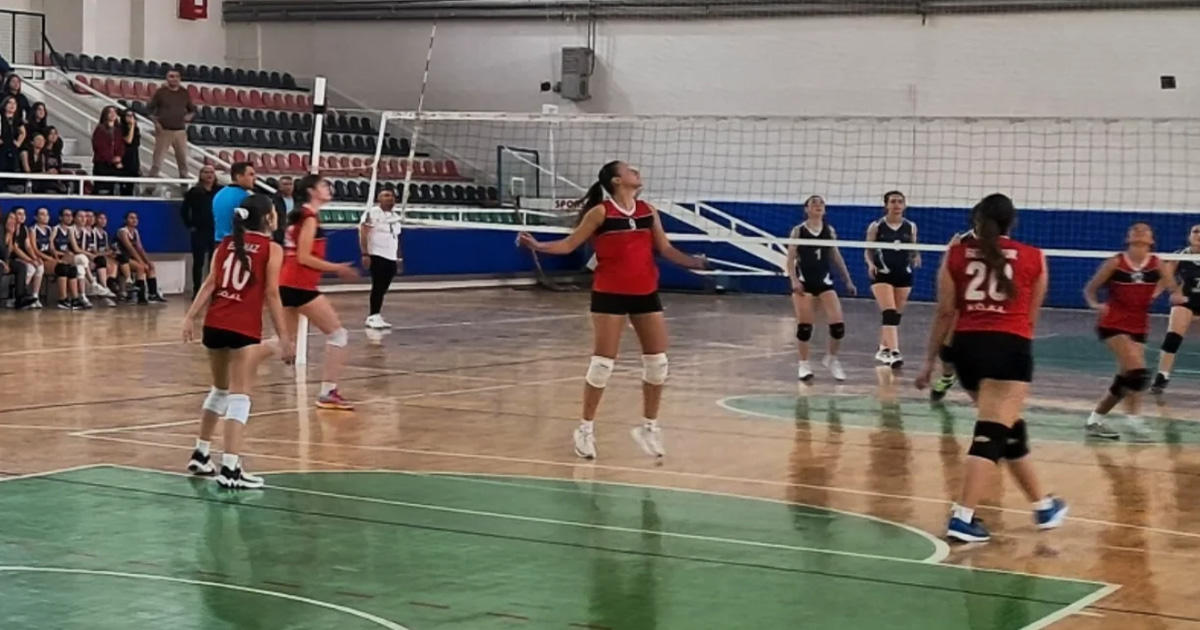 Çivril’de liseler arası voleybol turnuvası tamamlandı