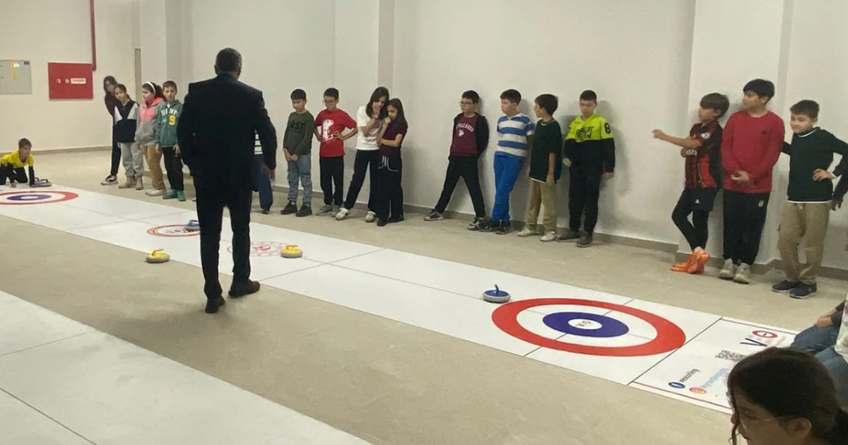 Buldan’da öğrenciler floor curling heyecanı yaşadı