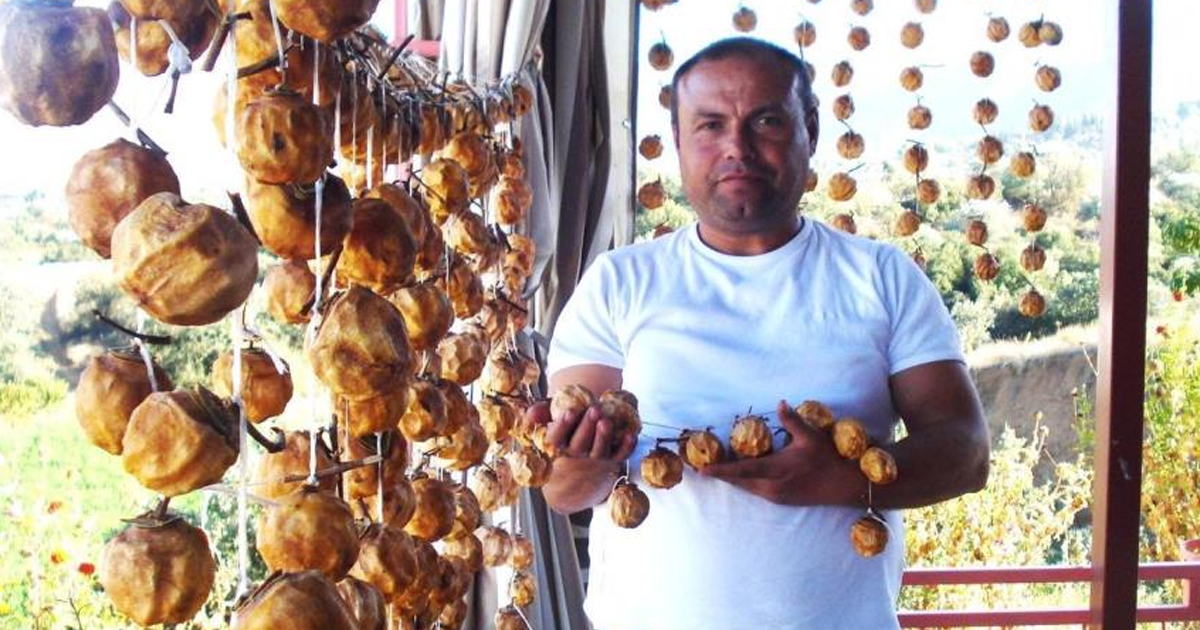 Sarıgöl’de balkonlar cennet elmasıyla renklendi