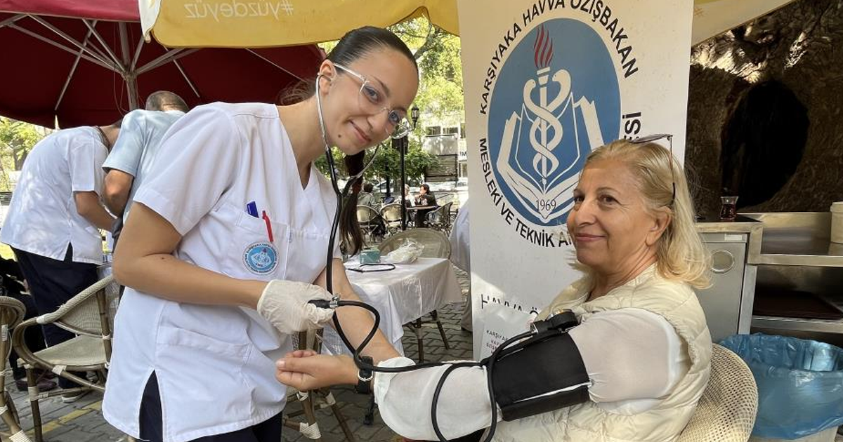 İzmirli lise öğrencilerinden yaşlılara sağlık eli