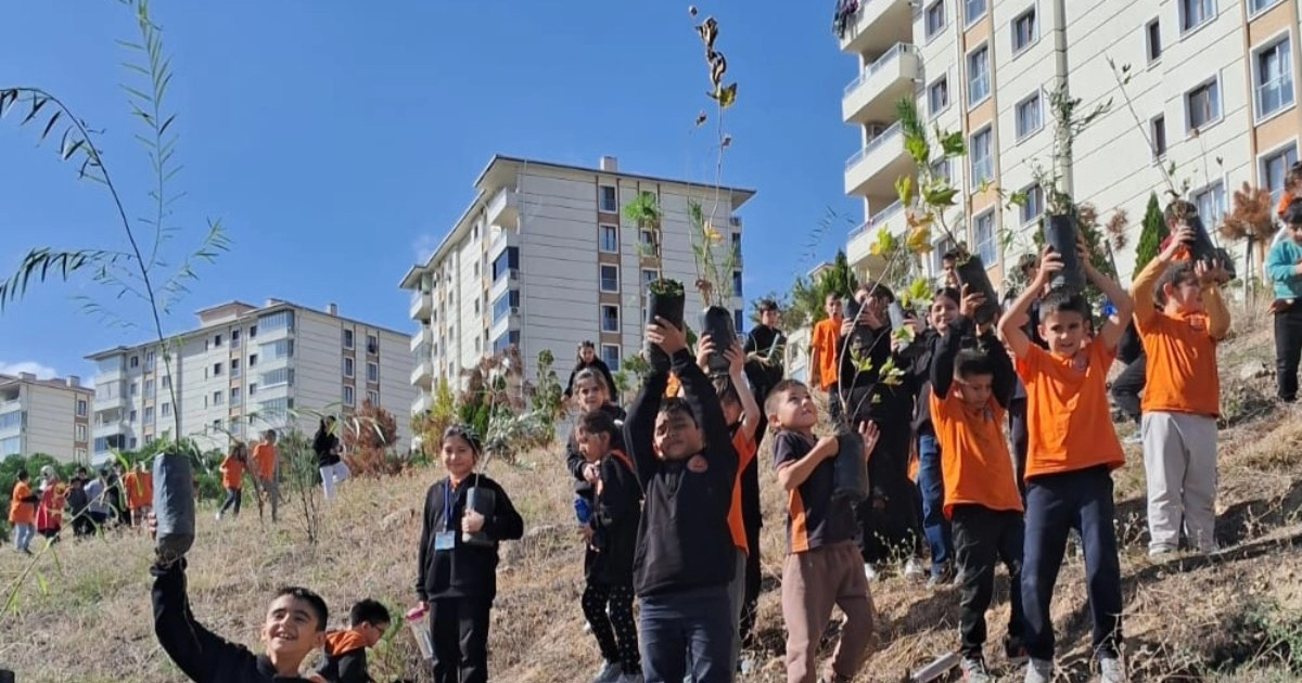 TOKİ-Şehit Teğmen Bekir Can Kerek okulunda fidan dikim etkinliği