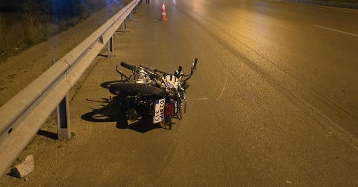 Otomobille motosikletin çarpıştığı kazada bir kişi öldü, 2 kişi yaralandı