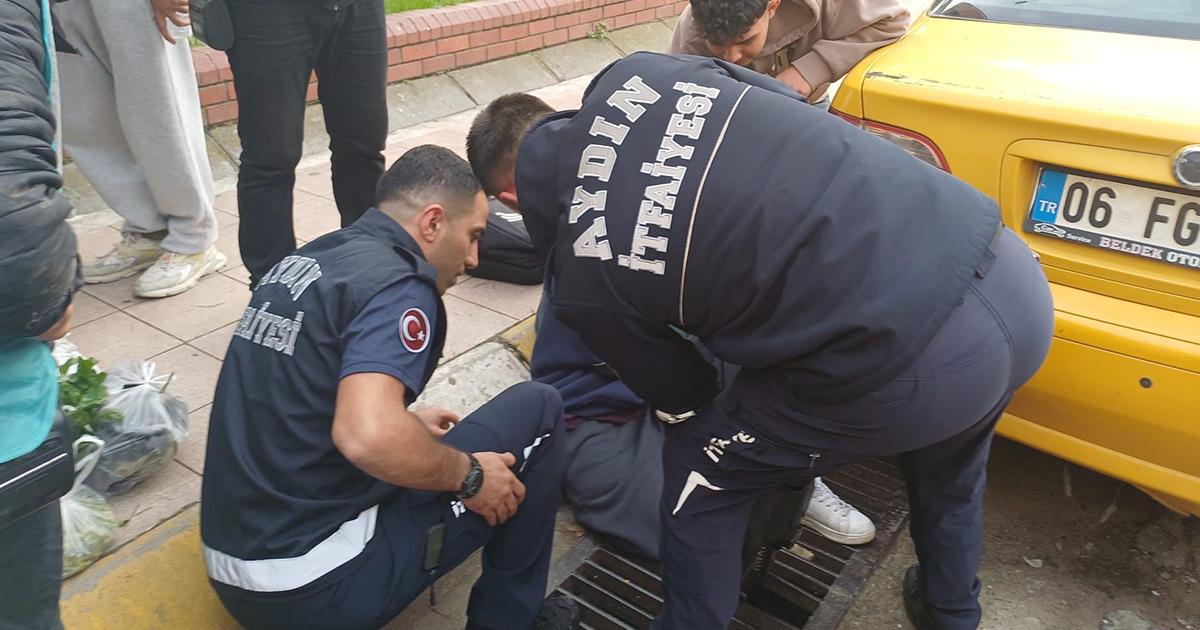  Ayağı mazgala sıkıştı, itfaiye ekipleri kurtardı