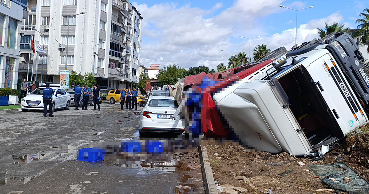 İzmir’de kontrolden çıkan tır yan yola uçtu: 2 araç ezildi