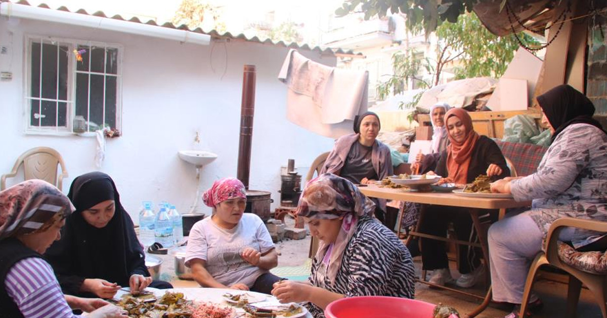 Turgutlulu kadınlar Gazze’ye destek için sarma sarıyor